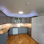 Spacious And Fully Equipped 5 Bedroom House With Free Parking