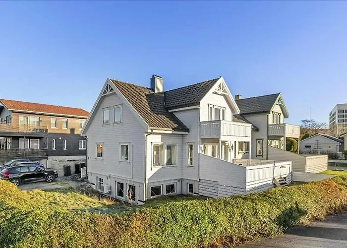 Spacious And Fully Equipped 5 Bedroom House With Free Parking