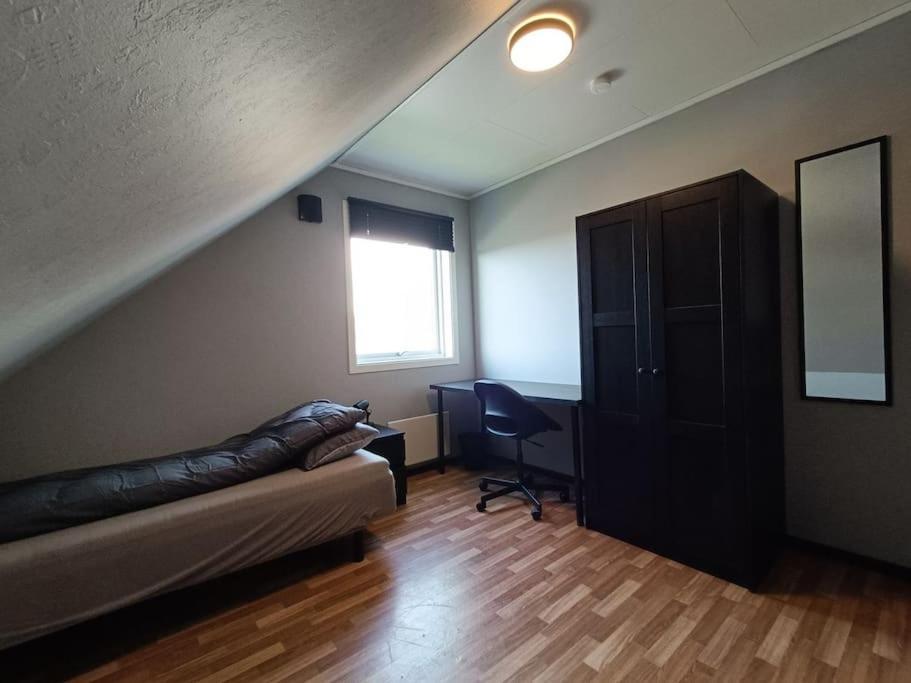 Spacious And Fully Equipped 5 Bedroom House With Free Parking *