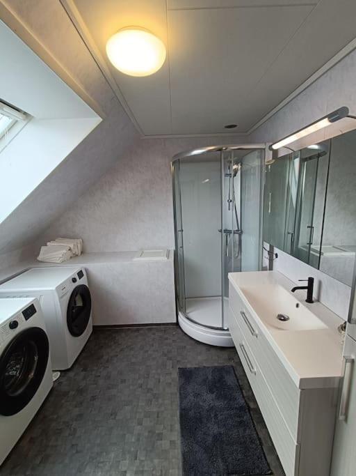 Spacious And Fully Equipped 5 Bedroom House With Free Parking *