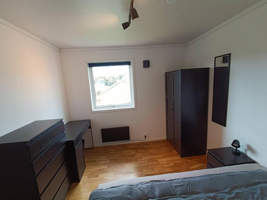 Spacious And Fully Equipped 5 Bedroom House With Free Parking *